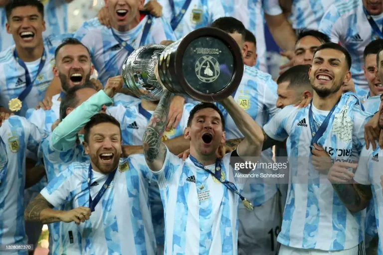 ¡Buenas noticias para los fans del fútbol argentino! La Selección Argentina acaba de recuperar su lugar como el equipo número uno en el ranking de la FIFA, dejando a Francia en el segundo lugar.