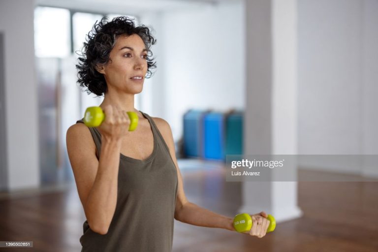 Levantar pesas: el pilar esencial para las mujeres antes y después de la menopausia