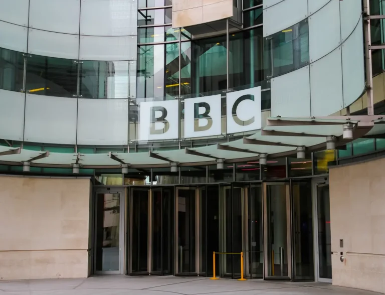 El ciberataque masivo que pone en peligro la información de empleados de importantes empresas a nivel mundial, incluyendo la BBC