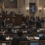 EXMINISTRA DE PETRO APARECIO EN MEDIO DE PROTESTAS